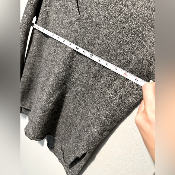 Aritzia Babaton Wool and Linen blend sweater grey v-neck size S - Picture 8 of 9